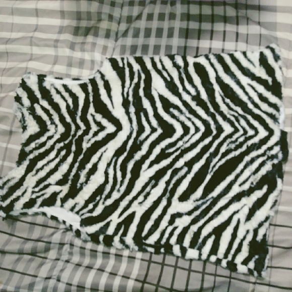 Girls fauk zebra "fur" vest - Picture 2 of 5